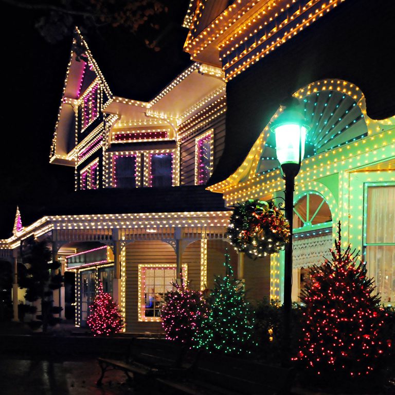 https://www.innr.com/wp-content/uploads/cache/Christmas-lights-homes-ppmpz5ywspmzx1nmz0b4gw2tj3hxlhked2z05bl2bk.jpg